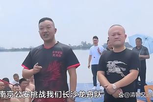 你俩在干嘛？亚历山大&琼斯纠缠在一块 后者倒地动作有点“妖娆”